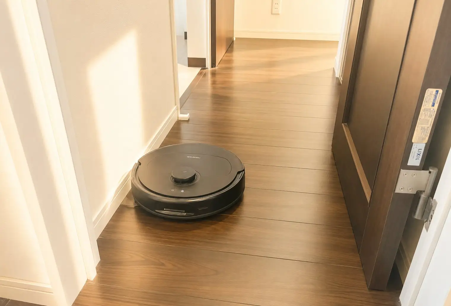 廊下の木目フローリングを実際に走っているroborockのロボット掃除機